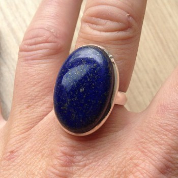 Zilveren ring met grote ovale Lapis Lazuli maat 18.5 mm